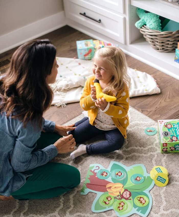 Peaceable Kingdom Juego de libro de mesa y juego de Monkey Around - Incluye libro de mesa de 24 páginas y juego para niños pequeños de 2 años en adelante, aprendizaje temprano para fomentar el movimiento y las habilidades motoras gruesas