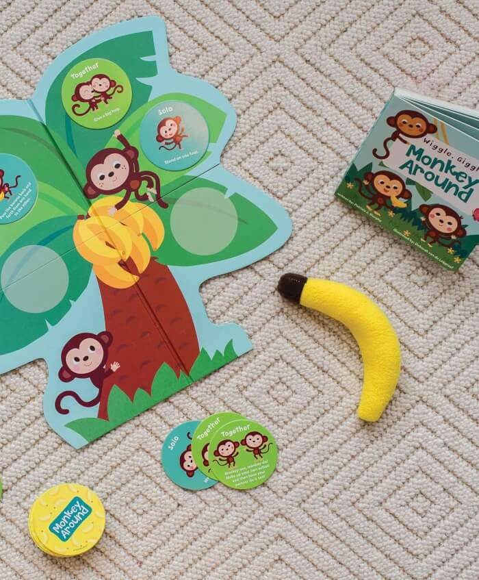 Peaceable Kingdom Juego de libro de mesa y juego de Monkey Around - Incluye libro de mesa de 24 páginas y juego para niños pequeños de 2 años en adelante, aprendizaje temprano para fomentar el movimiento y las habilidades motoras gruesas